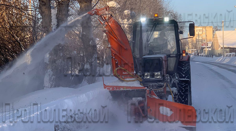 В северной и южной части города в этом году подрядчики активно используют шнекороторный снегоотбрасыватель, он значительно увеличивает скорость работы