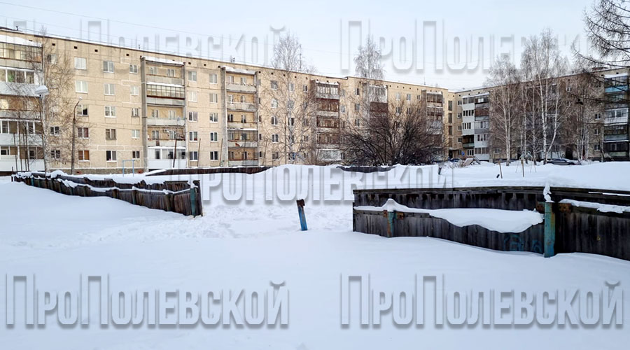 Депутаты повторно рекомендовали администрации округа решить вопрос с восстановлением двух дворовых кортов. На фото (предоставлено депутатом Думы ПГО Людмилой Борониной) корт во Втором микрорайоне