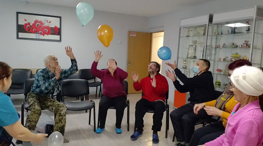 Комплексный центр социального обслуживания населения предоставляет не только реабилитационные услуги, но и проводит со своими гостями разные игры, мастер-классы, встречи с интересными людьми