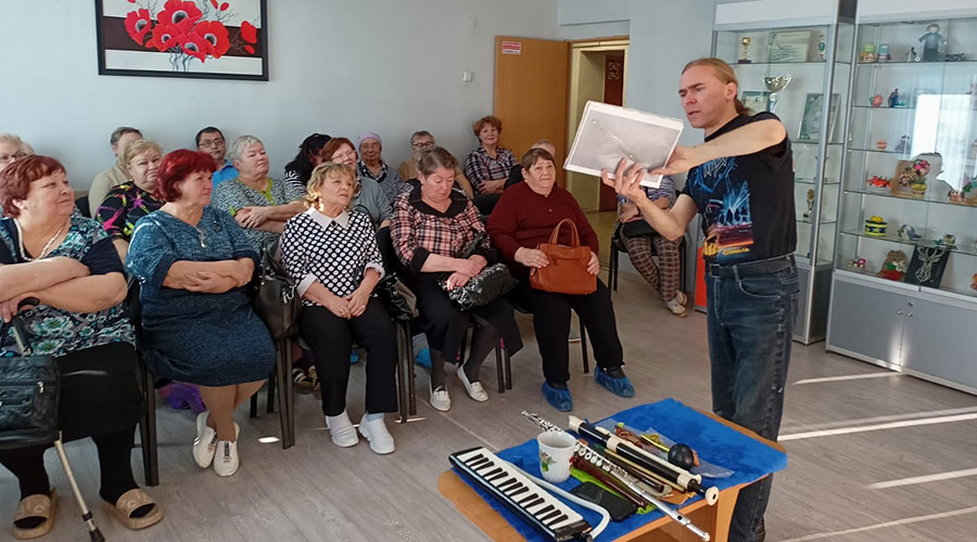 Комплексный центр социального обслуживания населения предоставляет не только реабилитационные услуги, но и проводит со своими гостями разные игры, мастер-классы, встречи с интересными людьми