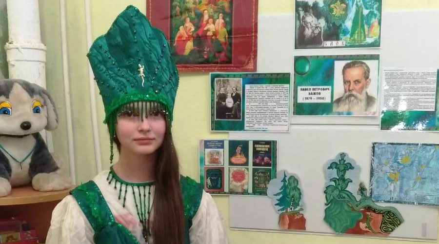 Об уральских минералах ребятам рассказывает сама  Медной горы Хозяйка (восьмиклассница школы посёлка Станционный-Полевской Евгения Загудаева)