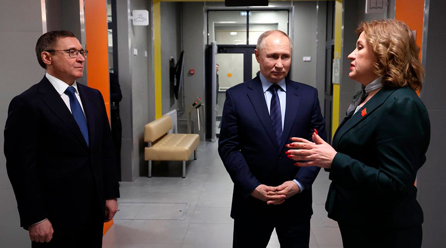 Президент России Владимир Путин осмотрел капитально отремонтированную школу №32 в Нижнем Тагиле