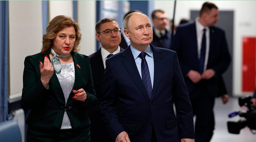 Президент России Владимир Путин осмотрел капитально отремонтированную школу №32 в Нижнем Тагиле