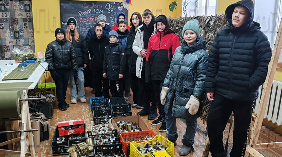 И воспитанники Центра социальной помощи семье и детям помогают чем могут – со своими руководителями изготавливают блиндажные свечи