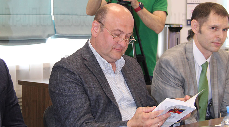 Зафар Сайидзода передал в дар главе и председателю Думы Полевского округа собственную книгу «История России», пояснив, что написал её для соотечественников, которые приезжают в Россию: надо знать и уважать традиции страны пребывания