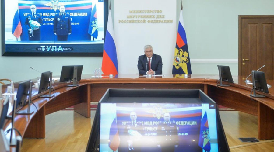 Владимир Колокольцев поздравил сотрудников органов внутренних дел, отличившихся при спасении погибавших, с высокими наградами