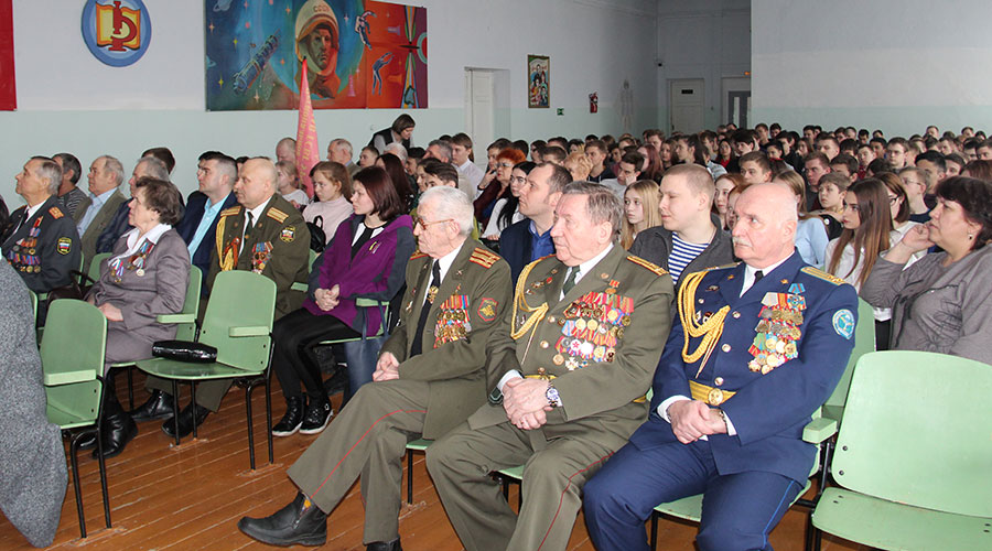 Три поколения полевчан в одном зале и разные взгляды на военную службу. Роман Шадрин предлагает любовь к Отечеству прививать молодёжи через личное общение с участниками боевых действий