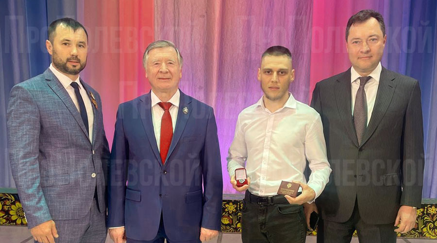 Михаил Зуев вручил Алексею Спирину удостоверение к знаку «Заслуженный мастер спорта России»