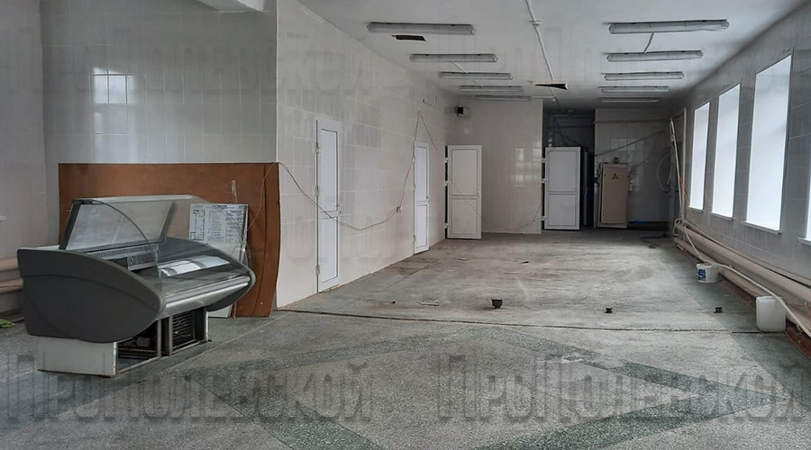 Ремонт в помещениях кухни и столовой уже полностью завершён. Стены отделаны плиткой, заменены окна и двери, смонтировано светодиодное освещение