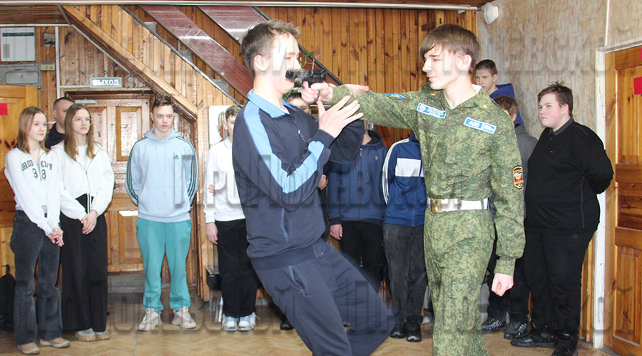 Матвей Кропотов под руководством опытного инструктора по боевой и служебной подготовке продемонстрировал ребятам несколько простых приёмов самообороны