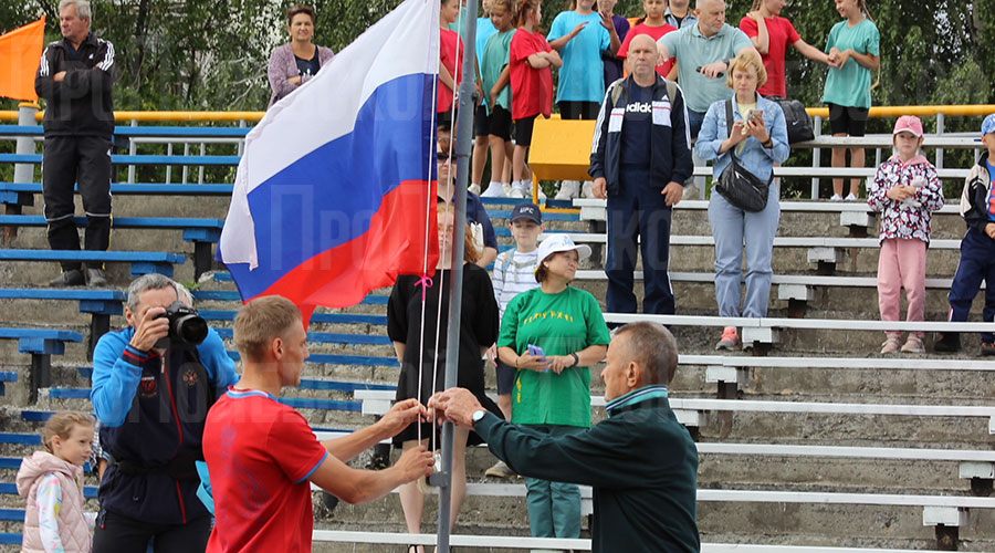 В День физкультурника под звуки гимна Российской Федерации государственный флаг подняли ветеран полевского спорта Михаил Завьялов и чемпион мира по кикбоксингу Алексей Спирин