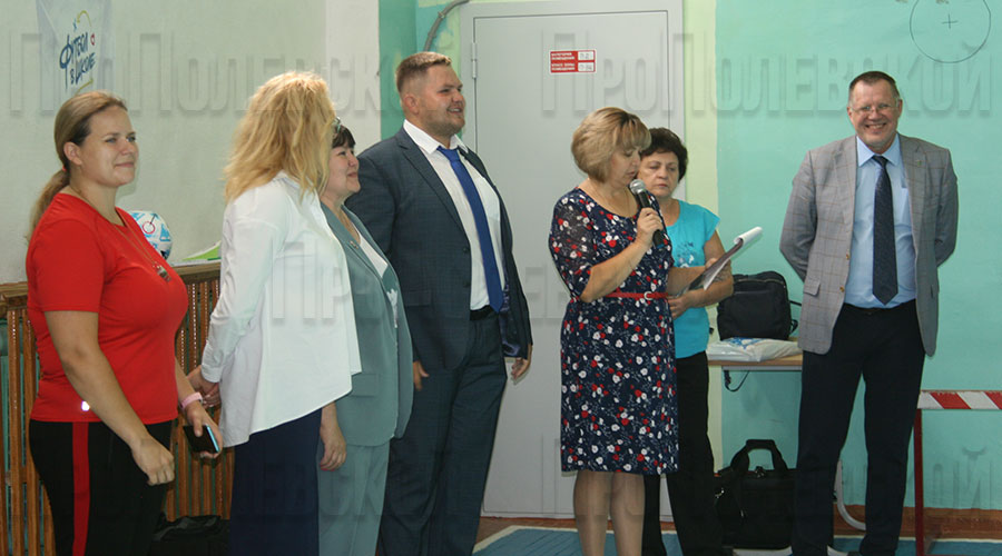 Урок футбола с участием звёзд спорта торжественно открылся в спортивном зале школы № 1