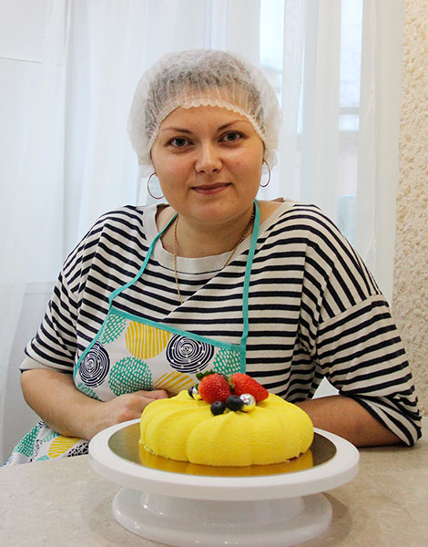 Шедевр Ани – муссовый торт «Вихрь» из  франжипана, клубничного конфи, желе лайма, мяты, сливочного мусса на маскарпоне и белом шоколаде.